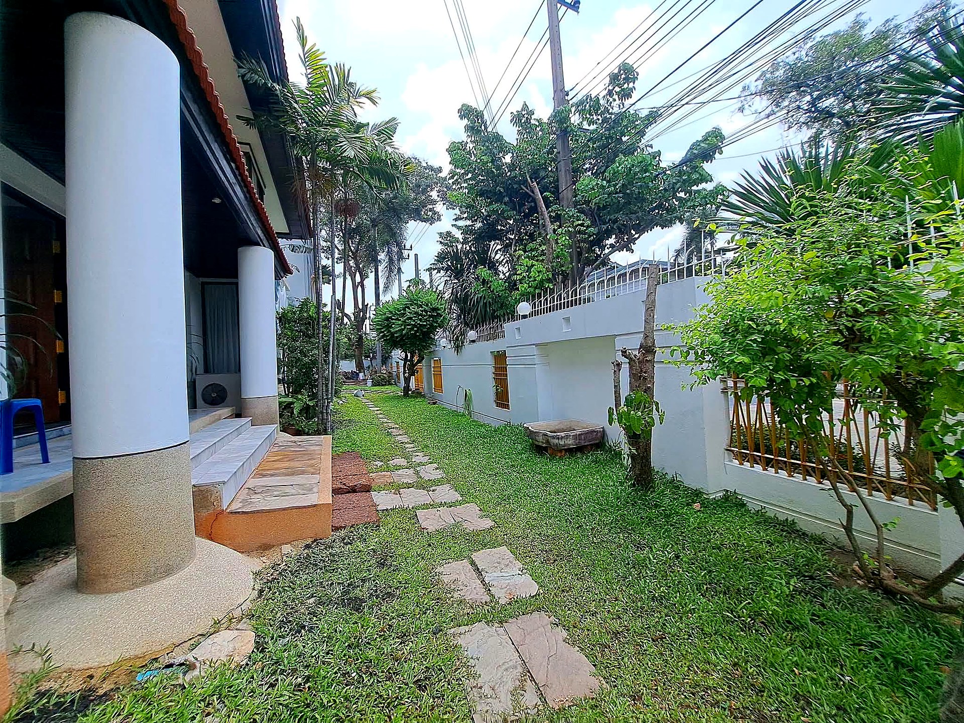 บ้านเดี่ยวหลังใหญ่ / Home Office ศรีนครินทร์ 45 · 7 ห้องนอน ใกล้ MRT ศรีนครินทร์ 38 รูปที่ 3