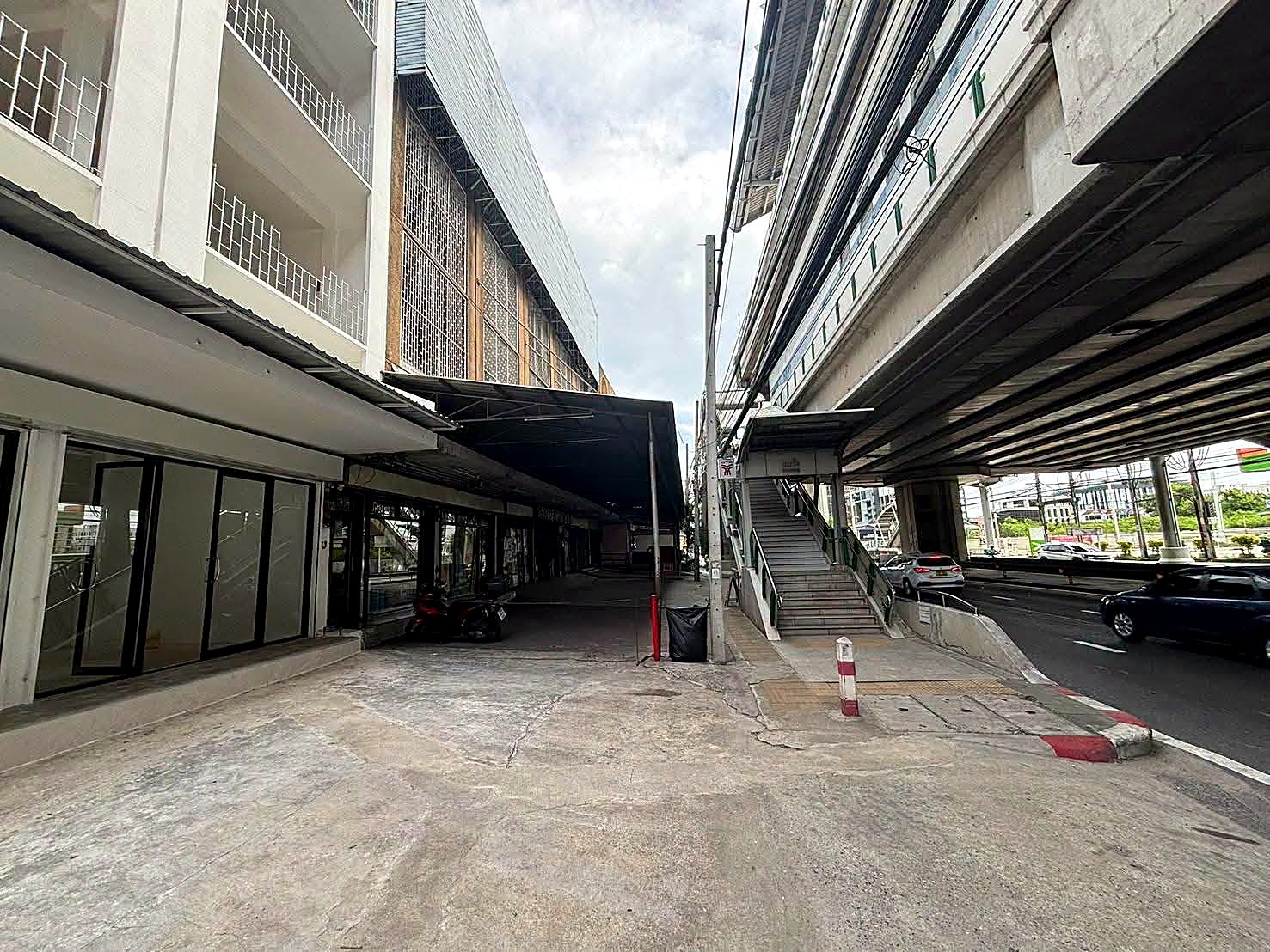 อาคารพาณิชย์ห้องมุม 2 คูหา Modern Arch ติด BTS แบริ่ง 0 เมตร · ข้าง ร.ร.นานาชาติ St Andrews รูปที่ 2