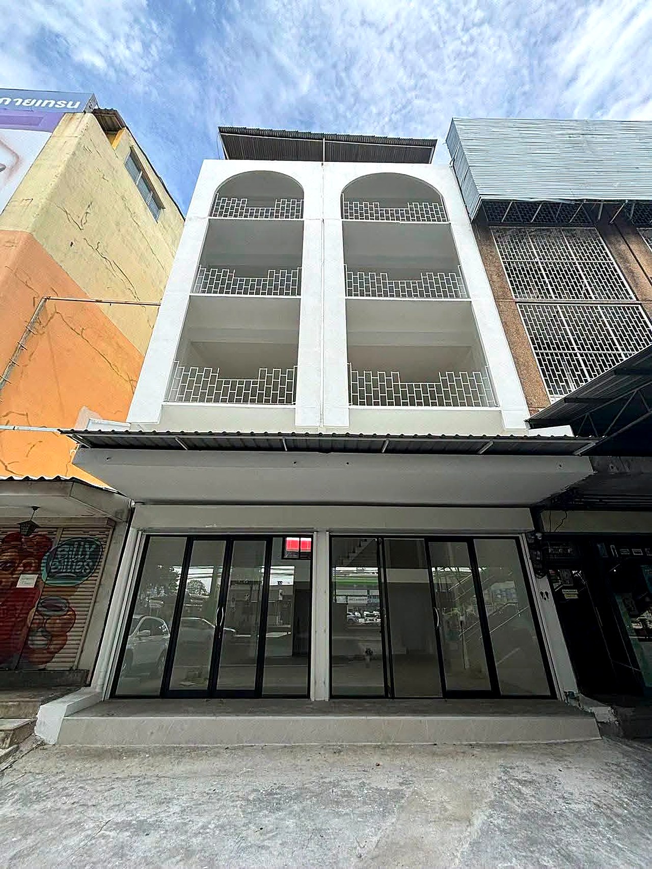อาคารพาณิชย์ห้องมุม 2 คูหา Modern Arch ติด BTS แบริ่ง 0 เมตร · ข้าง ร.ร.นานาชาติ St Andrews