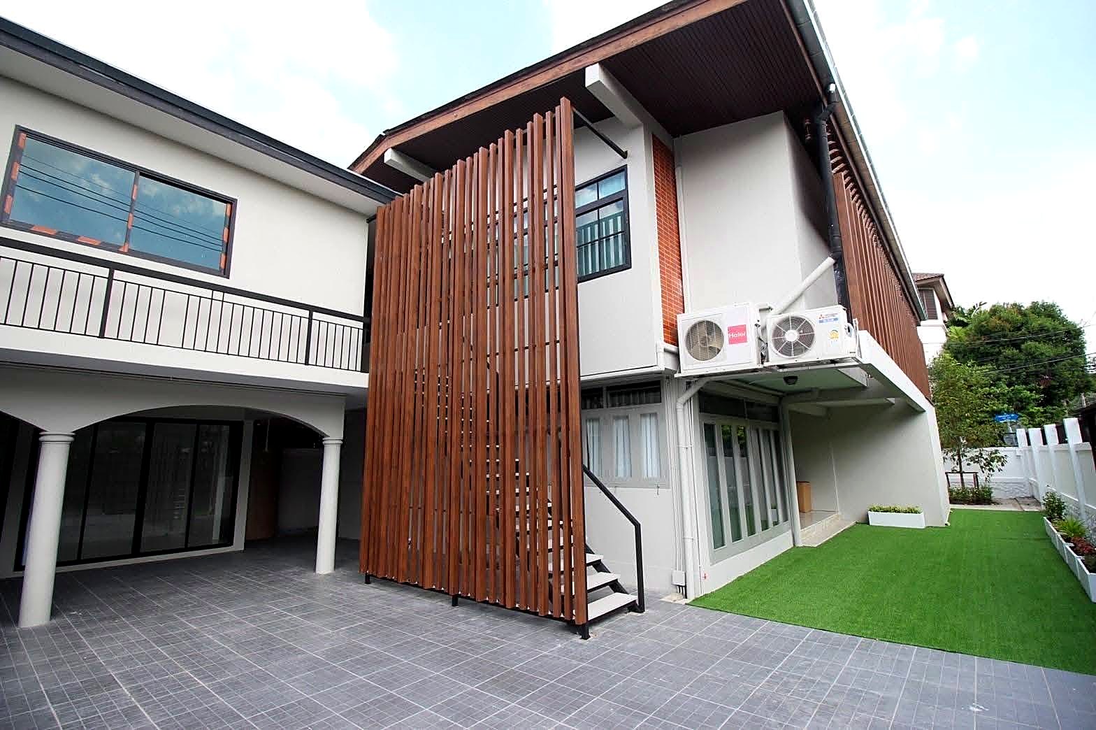 บ้านเดี่ยวลาดพร้าว 35 · 100 ตร.ว. 400 ตร.ม. 8 ห้องนอน จอด 8 คัน · รีโนเวทใหม่