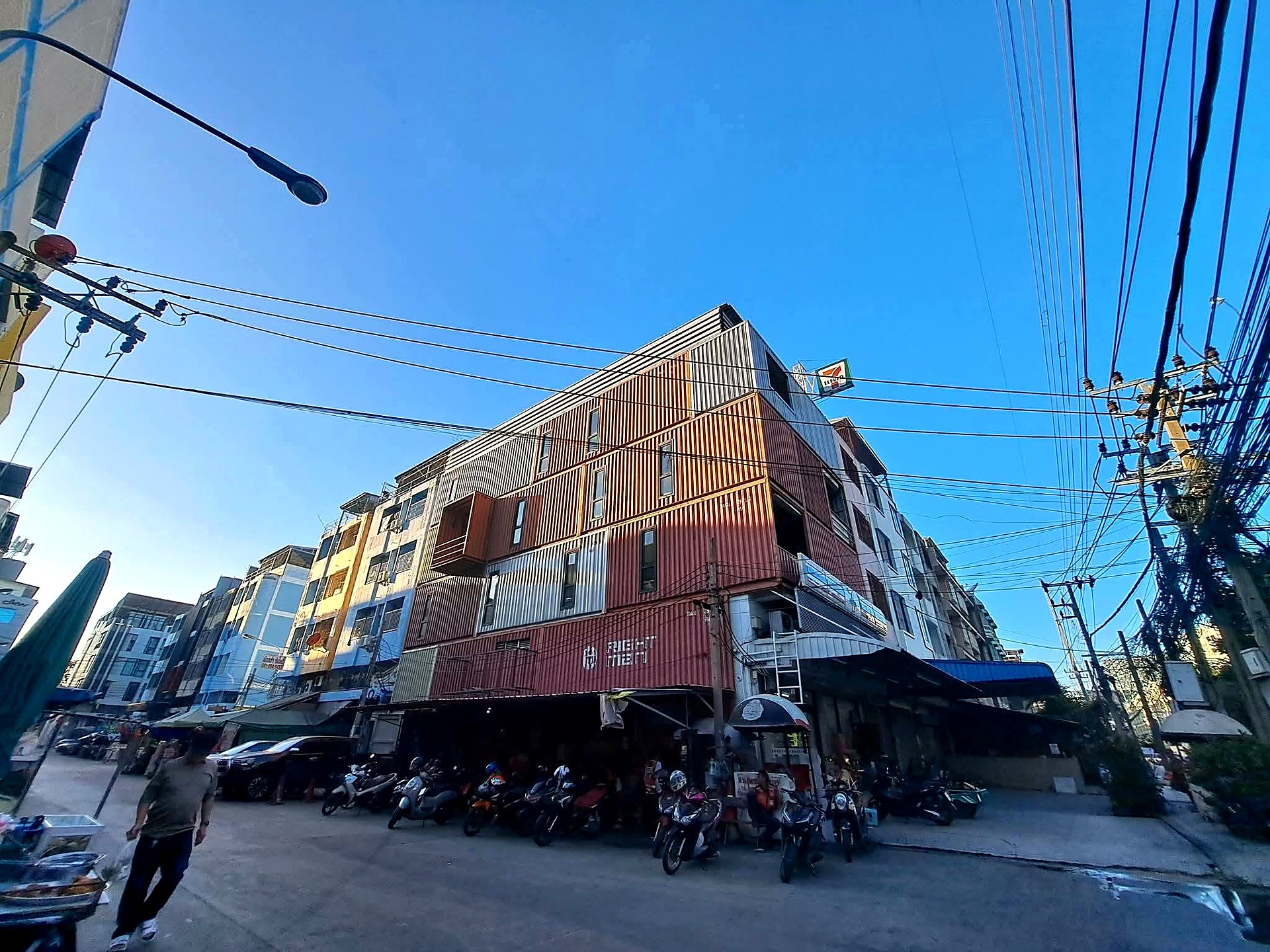 ขายตึกแถว 2 คูหาหัวมุม 4.5 ชั้น สุขุมวิท 50 · มี 7-Eleven เช่า · Yield ~7%