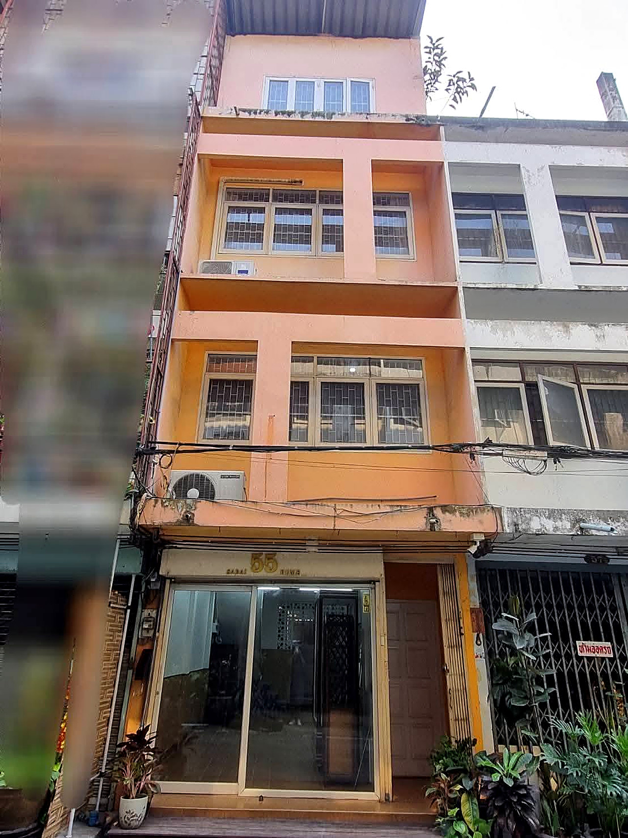 ให้เช่าตึกแถว 4 ชั้น ย่านสุขุมวิท · หน้าร้านกระจก พื้นไม้ เหมาะออฟฟิศ/ร้านค้า รูปที่ 1