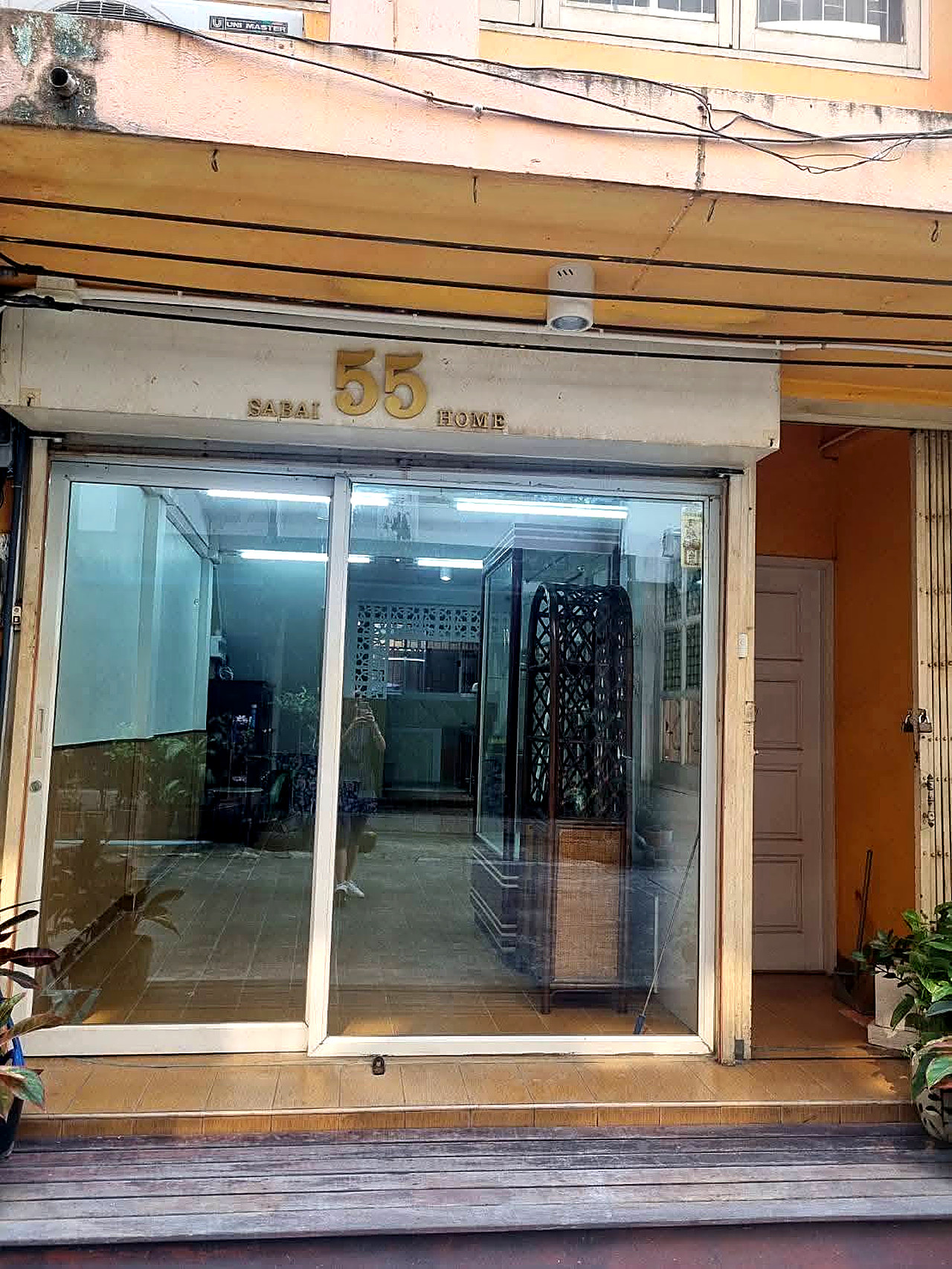 ให้เช่าตึกแถว 4 ชั้น ย่านสุขุมวิท · หน้าร้านกระจก พื้นไม้ เหมาะออฟฟิศ/ร้านค้า รูปที่ 2