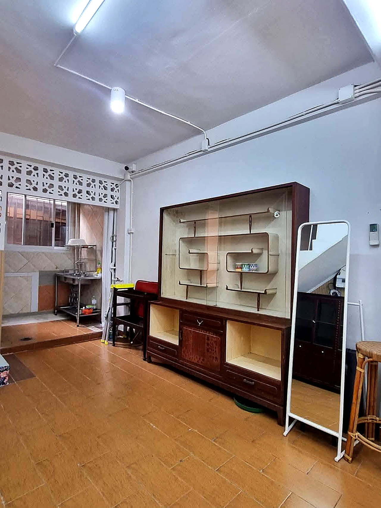 ให้เช่าตึกแถว 4 ชั้น ย่านสุขุมวิท · หน้าร้านกระจก พื้นไม้ เหมาะออฟฟิศ/ร้านค้า รูปที่ 7