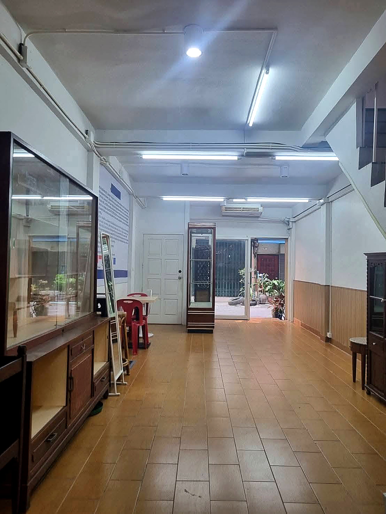 ให้เช่าตึกแถว 4 ชั้น ย่านสุขุมวิท · หน้าร้านกระจก พื้นไม้ เหมาะออฟฟิศ/ร้านค้า รูปที่ 10